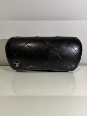 CASE  CHANEL  Black Quilted Leather Wallet with Silver CC